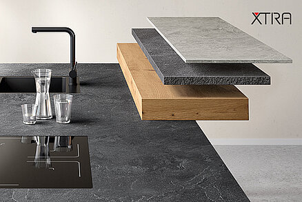 Moderne keukenaanrechtmaterialen gepresenteerd met stijlvolle zwevende planken, een verfijnde gootsteenkraan en inductiekookplaat in een strak, eigentijds ontwerp.