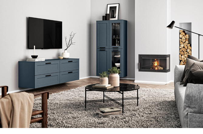 Interior moderno de una sala de estar con una acogedora chimenea, muebles elegantes con líneas limpias, y una paleta de colores neutros armoniosa acentuada por toques de azul marino.