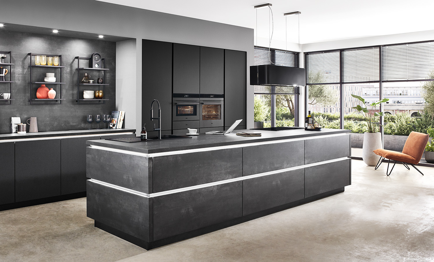 Interior de cocina moderna con elegantes gabinetes oscuros, una isla, electrodomésticos de alta gama y una acogedora área de asientos que ofrece una mezcla de funcionalidad y estilo.