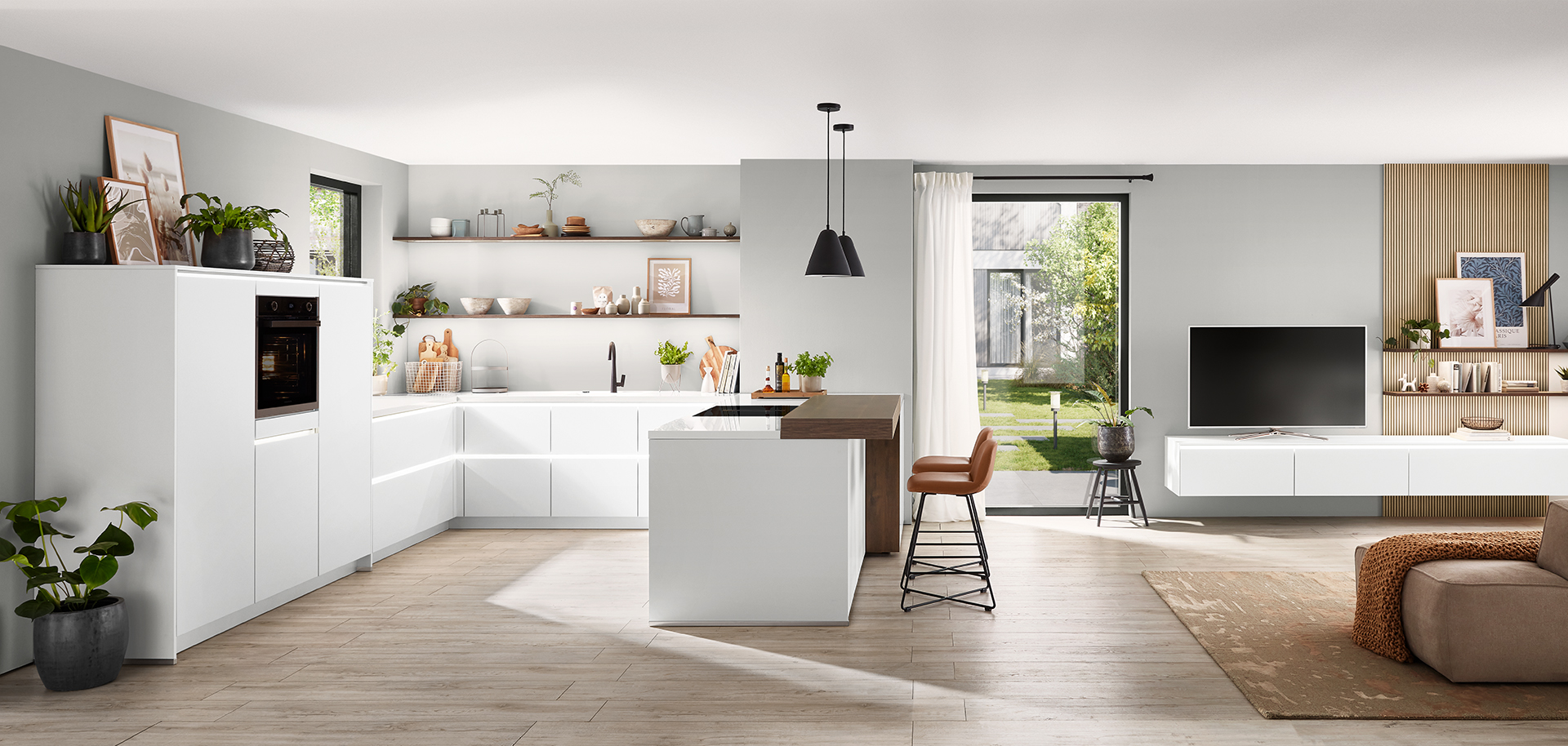 Moderne keuken met witte kasten die overgaat in een chique leefruimte met houten accenten, waarbij naadloos, eigentijds interieurontwerp wordt getoond.