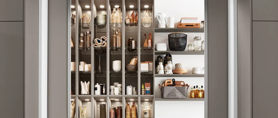 Beleuchtetes Regalsystem für stilvolle Vorratsaufbewahrung mit offener Gestaltung und klarer Struktur in der modernen Küche.