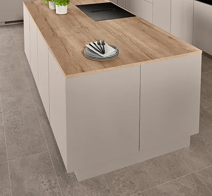 FurnSpin geschlossen: ruhige Frontoptik mit clever verstecktem Stauraum - drehbar, ohne Türen.