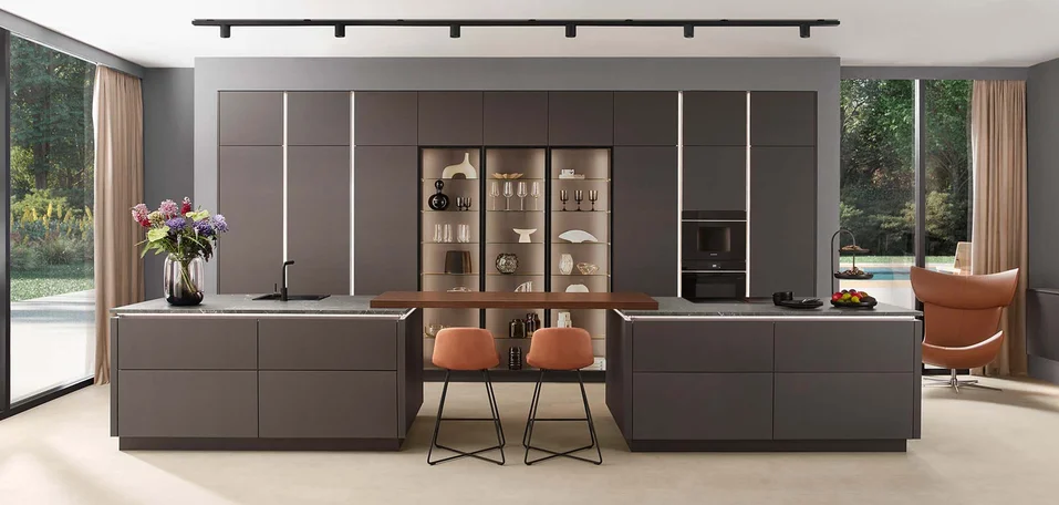 Küche mit der Front Softline 505 in Coffee Perfect matt – moderne, grifflose Gestaltung trifft auf warme Farbtöne und durchgängiges Design.