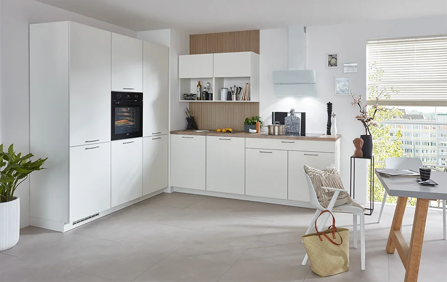 Helle Front SENSO 488 in Alpinweiß schafft freundliches Ambiente mit viel Stauraum für kleine Räume mit Tageslicht.