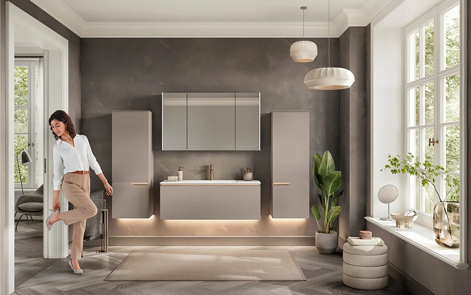 Badneuheit 2026: SENSO 483 in Macchiato Premium matt sorgt mit klaren Linien und warmer Farbgebung für moderne Wohlfühlatmosphäre.