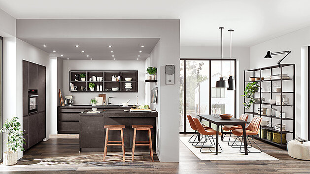 Moderne Küche 2018 mit dunklen Holzfronten, stilvollen Regalen und Sitzgelegenheiten für valentinische Atmosphäre bei nobilia