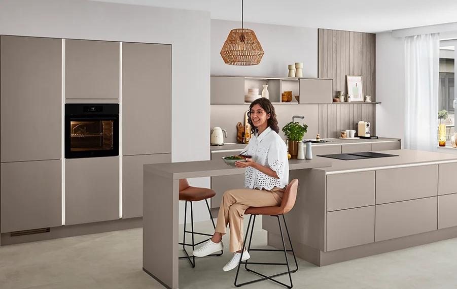 Vertikale Griffmuldenbeleuchtung sorgt für klare Linien und dezente Lichtakzente in modernen Küchen.