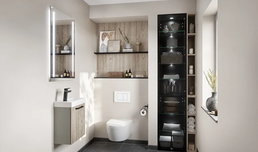 Elegantes modernes Badezimmer mit eleganten weißen und schwarzen Armaturen, Holzakzenten und ordentlich angeordneten Regalen, die mit Handtüchern und dekorativen Gegenständen gefüllt sind.