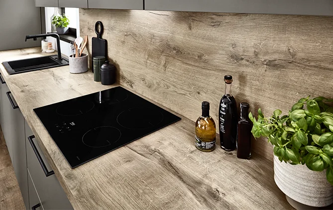 Nischenverkleidung in Holzoptik in der gleichen Farbe wie das Arbeitsplattendekor.