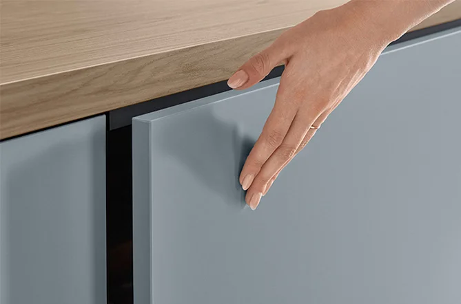 Push to Open in Sky: Grifflose Fronten mit Tippmechanik vereinen modernes Design und hohen Komfort in der Küche.