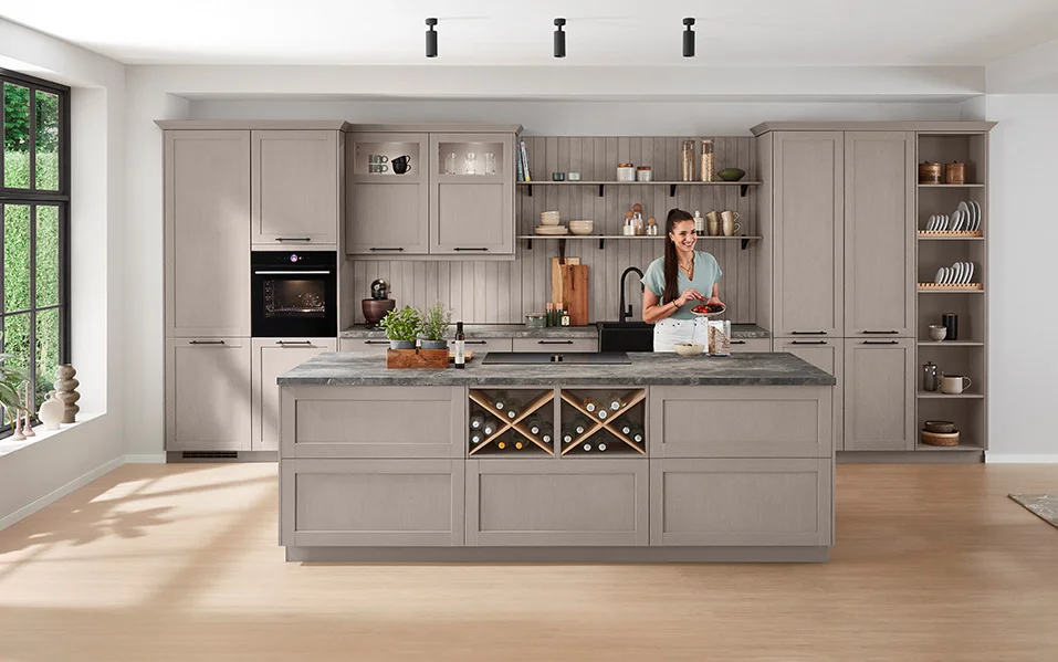 Landhausküche mit Rahmenfront FRAME 619 in Macchiato – warme Atmosphäre trifft auf stilvolles Design mit Markenbotschafterin Sally.