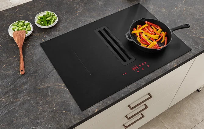 Xtra Hob Kochfeld in Schwarz matt mit integriertem Dunstabzug auf dunkler Steinoptik-Arbeitsplatte – modern und praktisch.