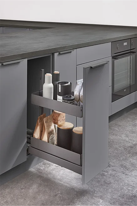 Hochschrank mit Innenauszügen Hochschrank mit Innenauszügen