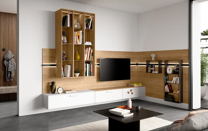 Modernes Wohnzimmer-Interieur mit eleganten Holzbücherregalen, weißen Schränken, einem wandmontierten Fernseher und einem gemütlichen Sitzbereich mit stilvollen Dekorelementen.