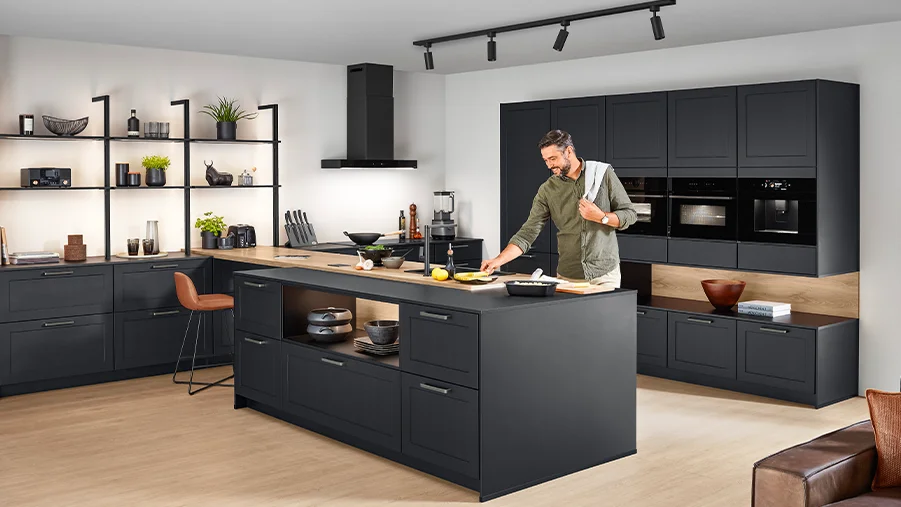 Moderne Landhausküche mit stilvollen Rahmenfronten und wohnlichen Details - für ein gemütliches Zuhause mit Charakter.