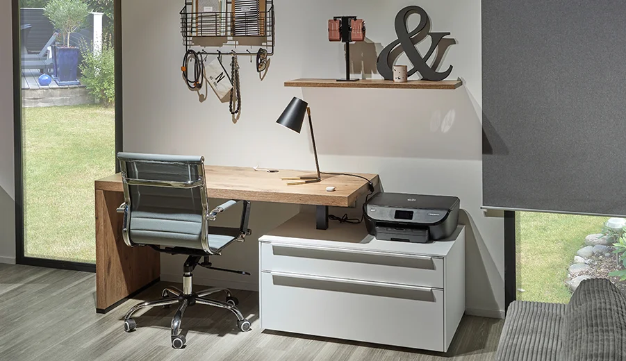 Easytouch (967) / Vikings Oak Nachbildung 205 Modernes Homeoffice mit einem eleganten Holzschreibtisch, ergonomischem Stuhl, stilvoller Lampe und Drucker, ergänzt durch ein dekoratives Regal und einen ruhigen Blick ins Freie.