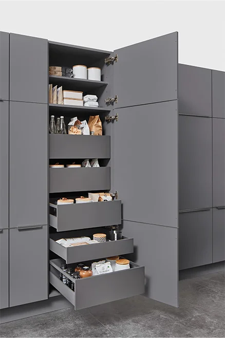 Hochschrank mit Innenauszügen für gut organisierte Vorräte. Übersichtlicher Stauraum modern und leicht zugänglich.