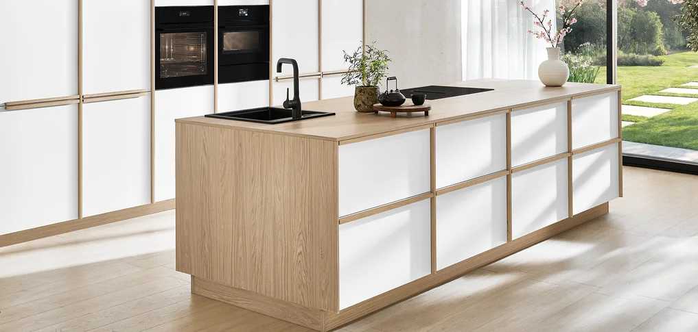 Puristische Japandi-Küche mit Sakura-Designlinie – moderne Eleganz, natürliche Materialien und klare Linien.