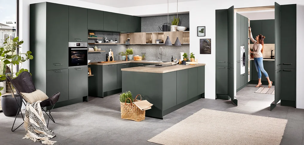 Praktische Durchgangstür verbindet Küche und Hauswirtschaftsraum nahtlos und sorgt für kurze Wege und einheitliches Design.