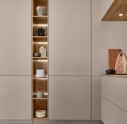 Moderner Geschirr- und Vorratsschrank mit offenen, beleuchteten Fächern - klare Linien & großzügiger Stauraum für stilvolle Küchenplanung.