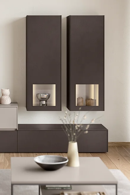 Moderne Wohnmöbel mit integrierten Lichtnischen – klare Linien, warme Akzente und stilvolle Präsentation dekorativer Elemente.