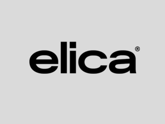 Logo von Elica mit einer modernen Schriftart und einer stilisierten blauen Wellengrafik, die Innovation, Fließfähigkeit und modernes Designästhetik symbolisiert.