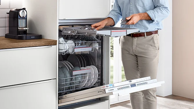 Integrated dishwasher in a modern nobilia kitchen with SENSO 488 front in white premium matt. Practical and elegant for everyday use.