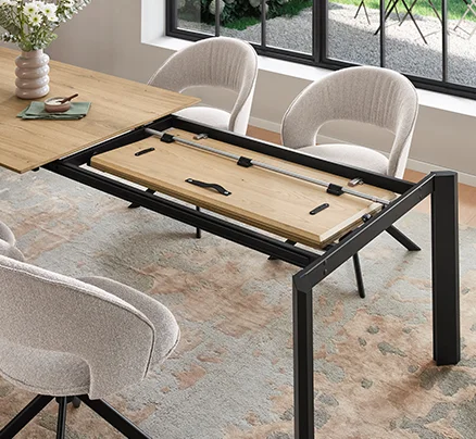 Butterfly-Auszugsmechanik für Esstische – clever unter der Tischplatte verstaut, platzsparend und jederzeit einsatzbereit.