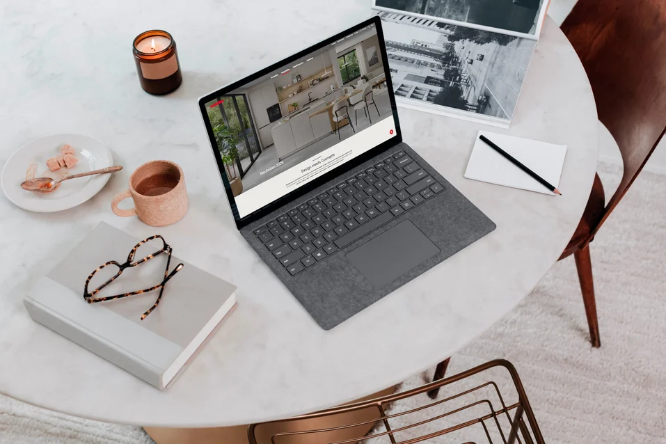 Laptop auf modernem Schreibtisch mit geöffneter Website zu den Neuheiten der Kollektion 2026 als Teaser für aktuelle Wohn und Küchentrends.