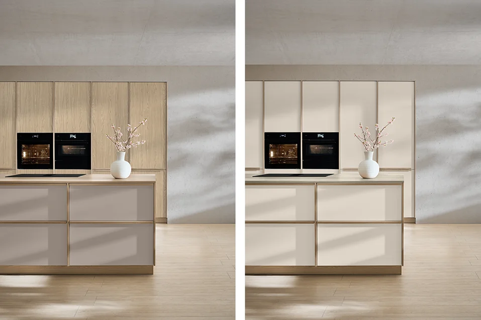 Sakura Küche mit Taupegrauen Fronten und mit Beigefronten und Holz-Hochschränken.