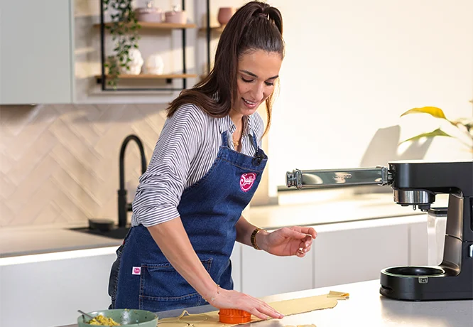 Helle, moderne Küche mit wohnlichem Ambiente und viel Platz zum Backen und Zubereiten. Das Bild vermittelt echte Küchenmomente und passt ideal zu Themen wie Familienküche, Backen und modernes Küchendesign.