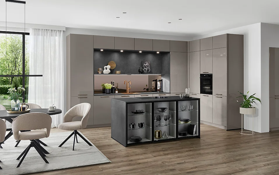 Moderne Küche mit Hochglanz-Echtlackfront in Taupegrau – stilvoll, warm und absolut im Trend.