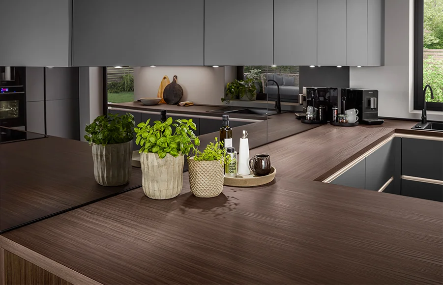 Küchenrückwand als Spiegeldekor in einer Küche.