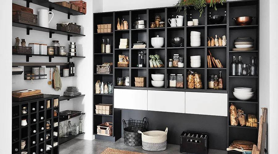 Offene Vorratsregale und Wandregale sorgen für strukturierte Küchenorganisation und dekorative Stauraumlösungen.