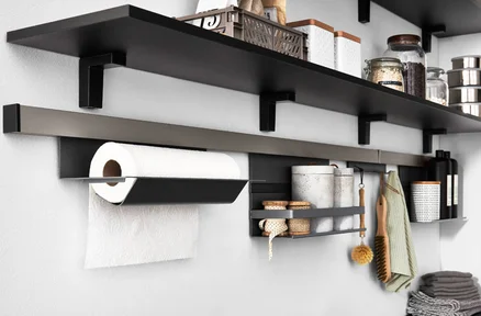 Modernes Relingsystem mit offenen Regalen und praktischen Haltern für Küchenutensilien, perfekt organisiert und griffbereit.