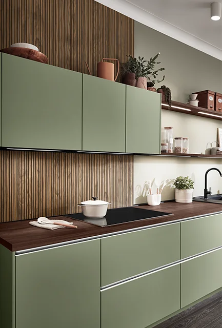 Küchenrückwand in Holzoptik in einer olivgrünen Küche.