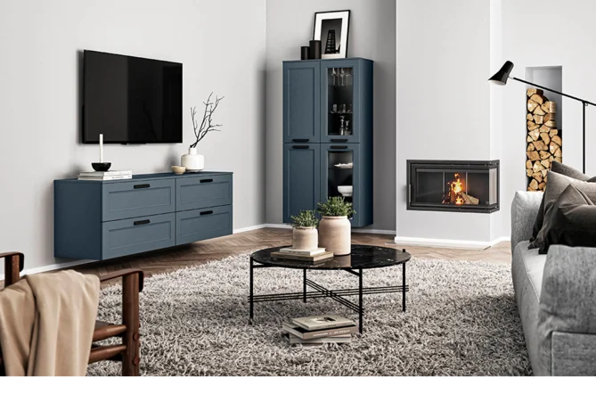 Modernes Wohnzimmer-Interieur mit einem gemütlichen Kamin, eleganten Möbeln mit klaren Linien und einer harmonischen neutralen Farbpalette, die durch Akzente in Marineblau betont wird.