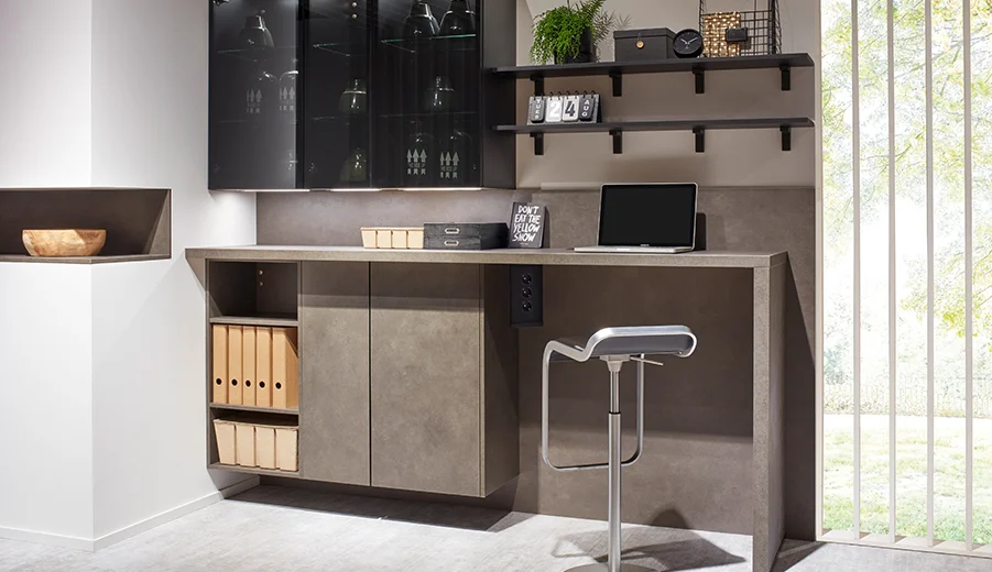 Riva (839) Zeitgemäßer Arbeitsbereich zu Hause mit einem eleganten Schreibtisch, Aufbewahrungsregalen und einem minimalistischen Stuhl, der in natürlichem Licht von einem großen Fenster gebadet wird.