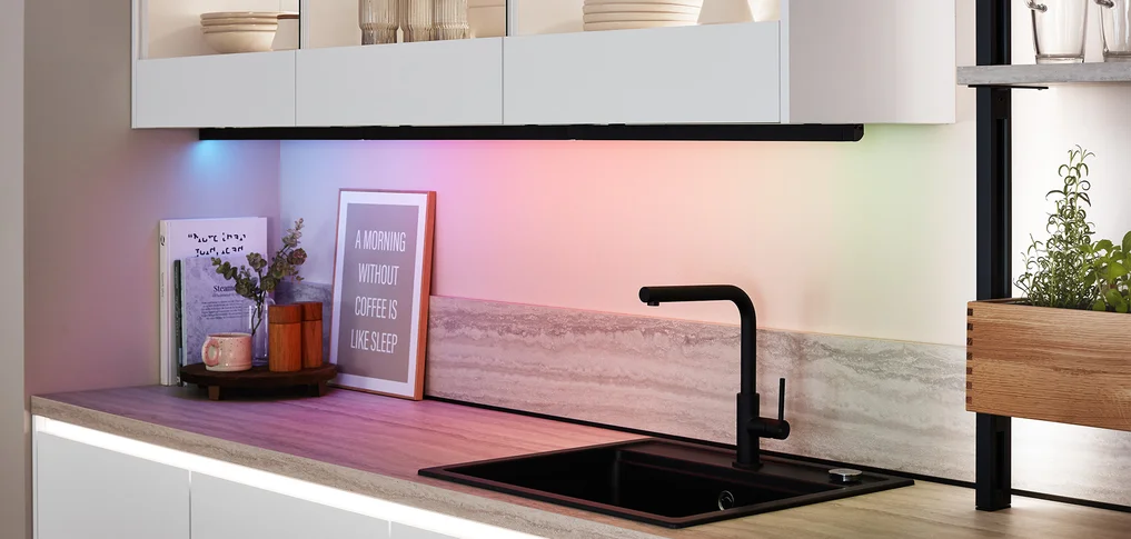 Philips Hue Lichtsteuerung unter Hängeschränken schafft Helligkeit und Stimmung – flexibel nach deinem Geschmack.