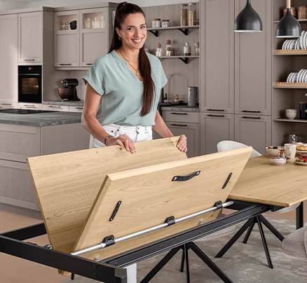 Sally zeigt die Butterfly-Auszugsmechanik – cleveres System für mehr Platz am Tisch mit einfacher, eleganter Handhabung im Alltag.