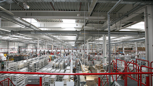 Großer, gut beleuchteter Produktionsraum mit Regalen und Materialien für Küchenmöbel von nobilia 2006.