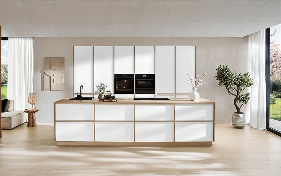 Minimalistische Küche im Japandi-Stil: SENSO 488 in Weiß Premium matt mit natürlicher Holzoptik schafft eine harmonische, ruhige Atmosphäre.