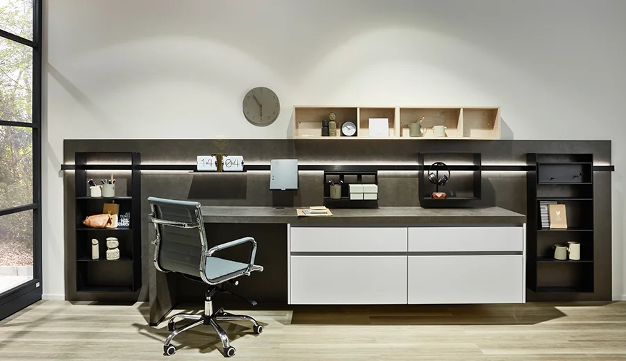 Touch (338) / Beton Terragrau Nachbildung (149) Modernes Homeoffice mit elegantem schwarz-weißem Schreibtisch, ergonomischem Stuhl, eingebauten Regalen und einer minimalistischen Uhr, eingebettet in neutrale Töne für eine professionelle Atmosphäre.