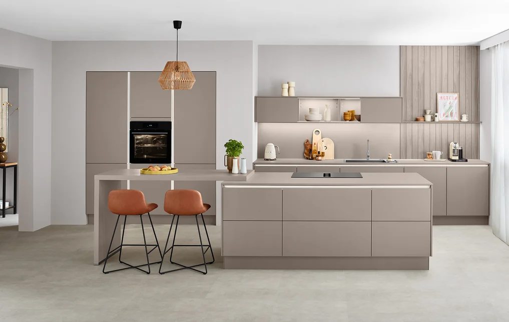 Moderne Küche mit Front LASER 412 in Macchiato – schlicht, warm und zeitlos.