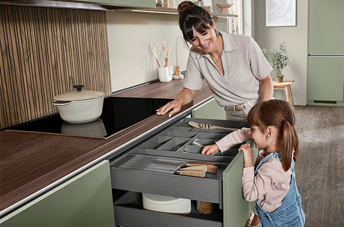 nBOX in SENSO 495 Olive: Perfekte Ordnung für Besteck und Utensilien, modern gestaltet und ideal für den Familienalltag.