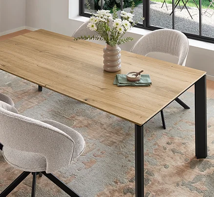 Praktisch und elegant: Butterfly-Auszugsmechanik für Vierfuß-Esstische – mehr Platz im Handumdrehen, perfekt integriert ins Tischdesign.