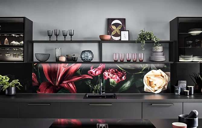 Küchenrückwand mit hochwertigen Digitalprint-Motiv in Blumenoptik.