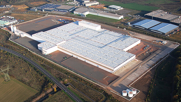 Luftaufnahme des nobilia-Werks mit modernen Produktionsanlagen und großzügigen Lagerflächen.