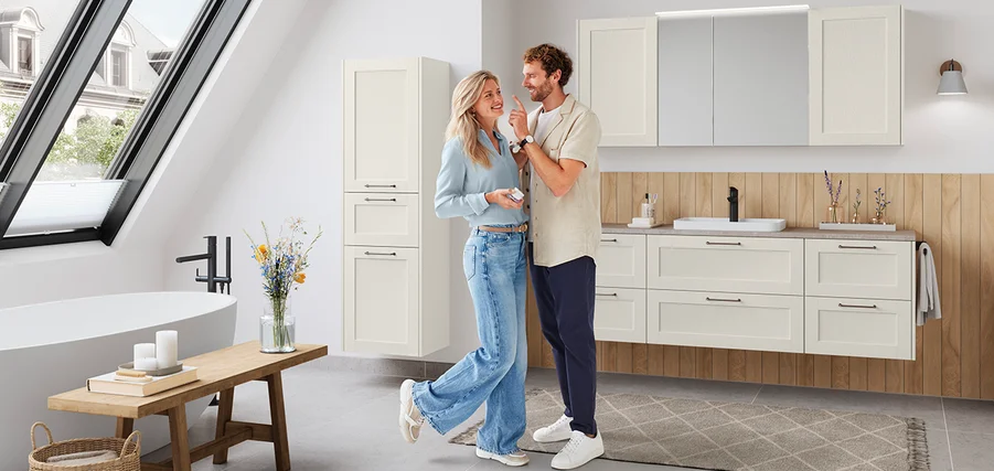 Paar im Bad mit Spiegelschrank und integrierten Wandschränken – stilvoll und platzsparend.