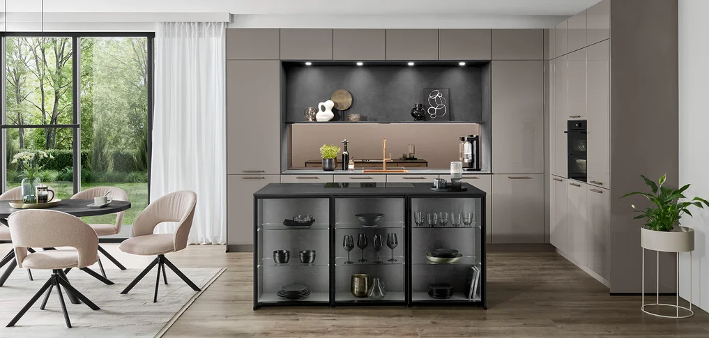 Echtlackfront NOVALUX 513 in Taupegrau Hochglanz – modernes Küchendesign mit stilvoller Nische und Glasvitrine.